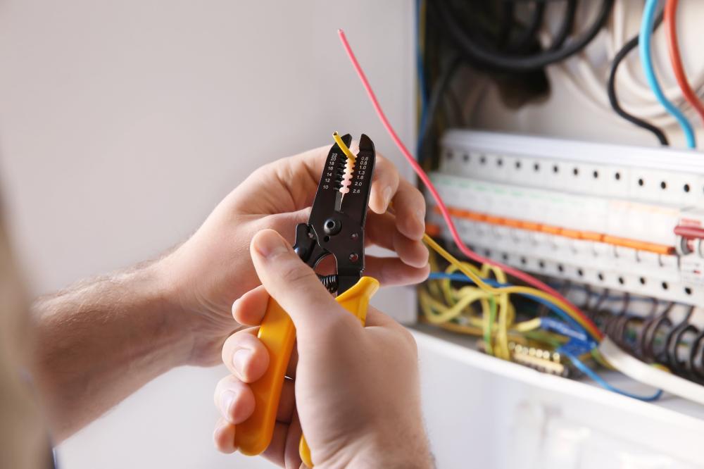 dénudage de câble électrique